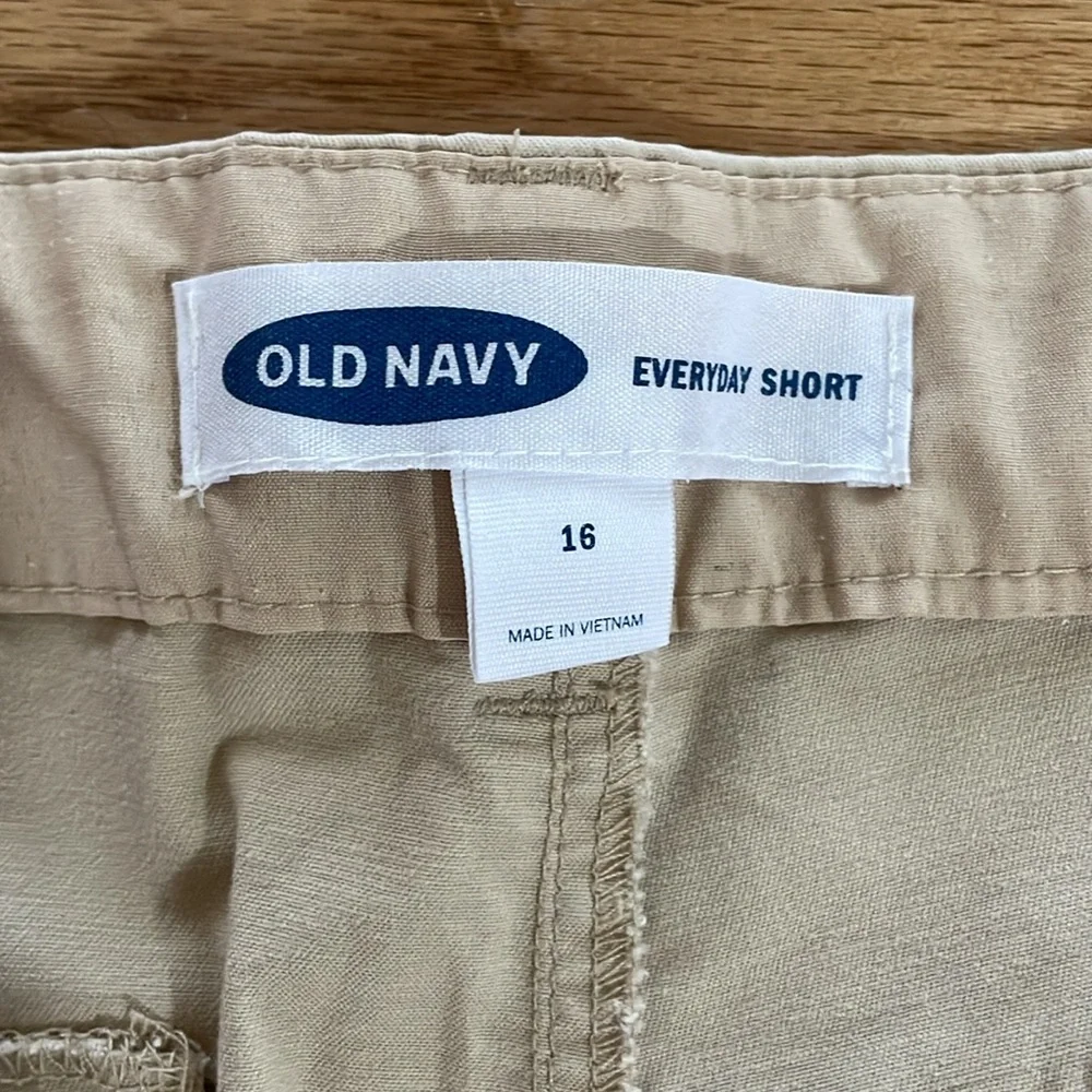 Old Navy khaki shorts Bermudas 16
